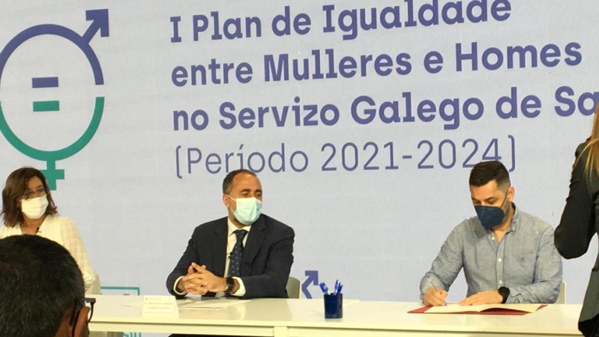 Javier Gonzlez, secretario xeral de CCOO-Sanidade, asina o plan