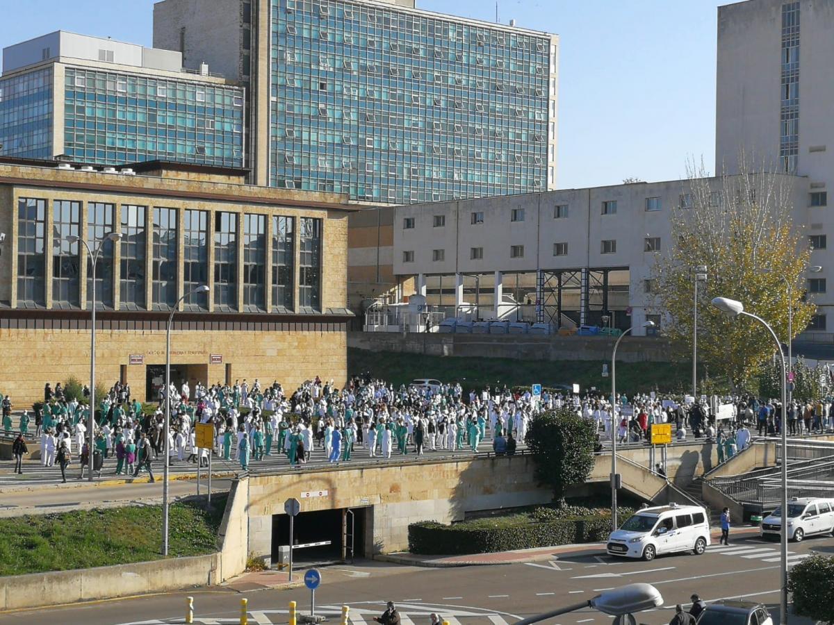Imagen en el exterior del Hospital de Salamanca durante una concentracin del personal de Sacyl.