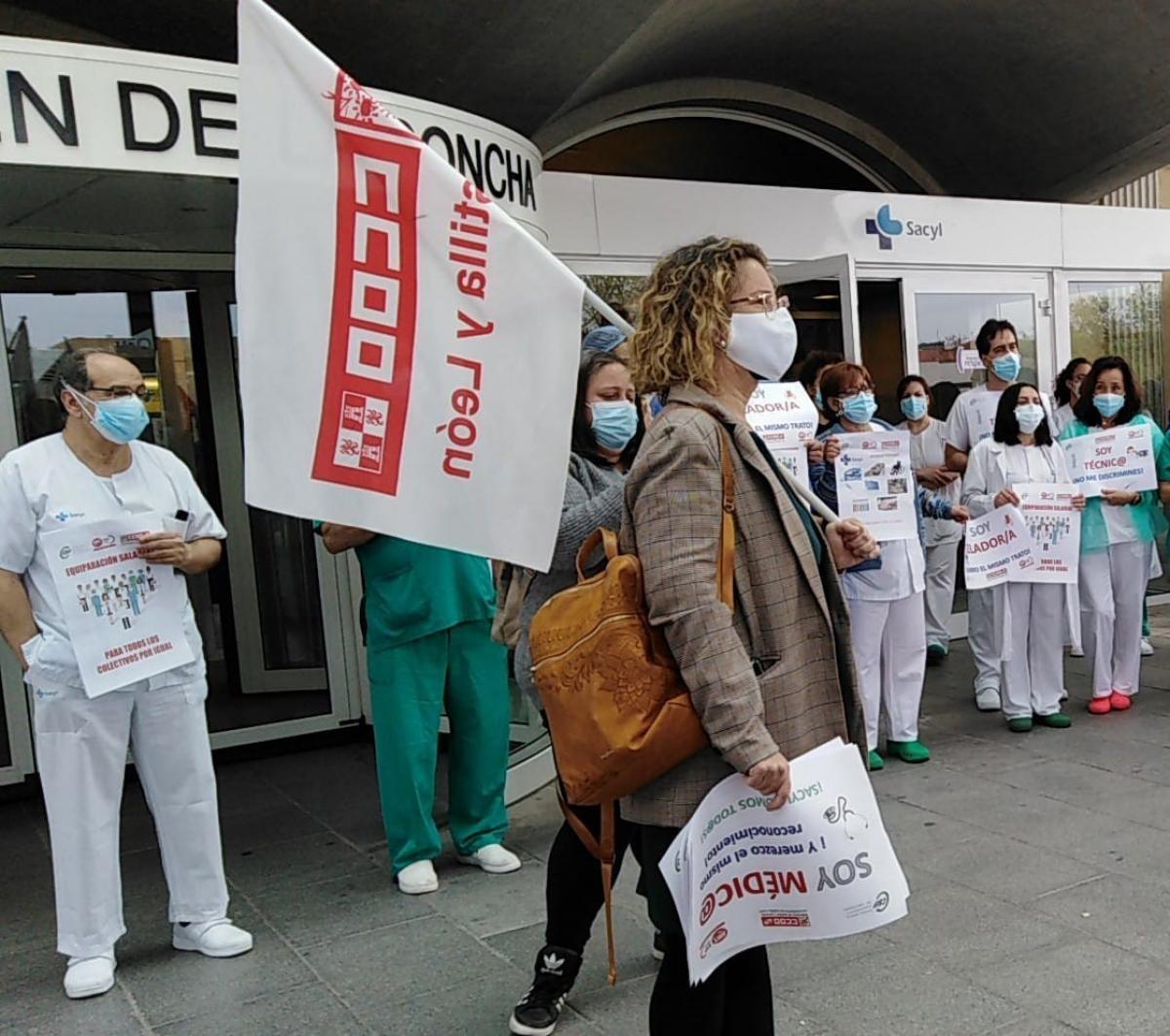 Profesionales de Zamora en una concentracin a las puertas del hospital