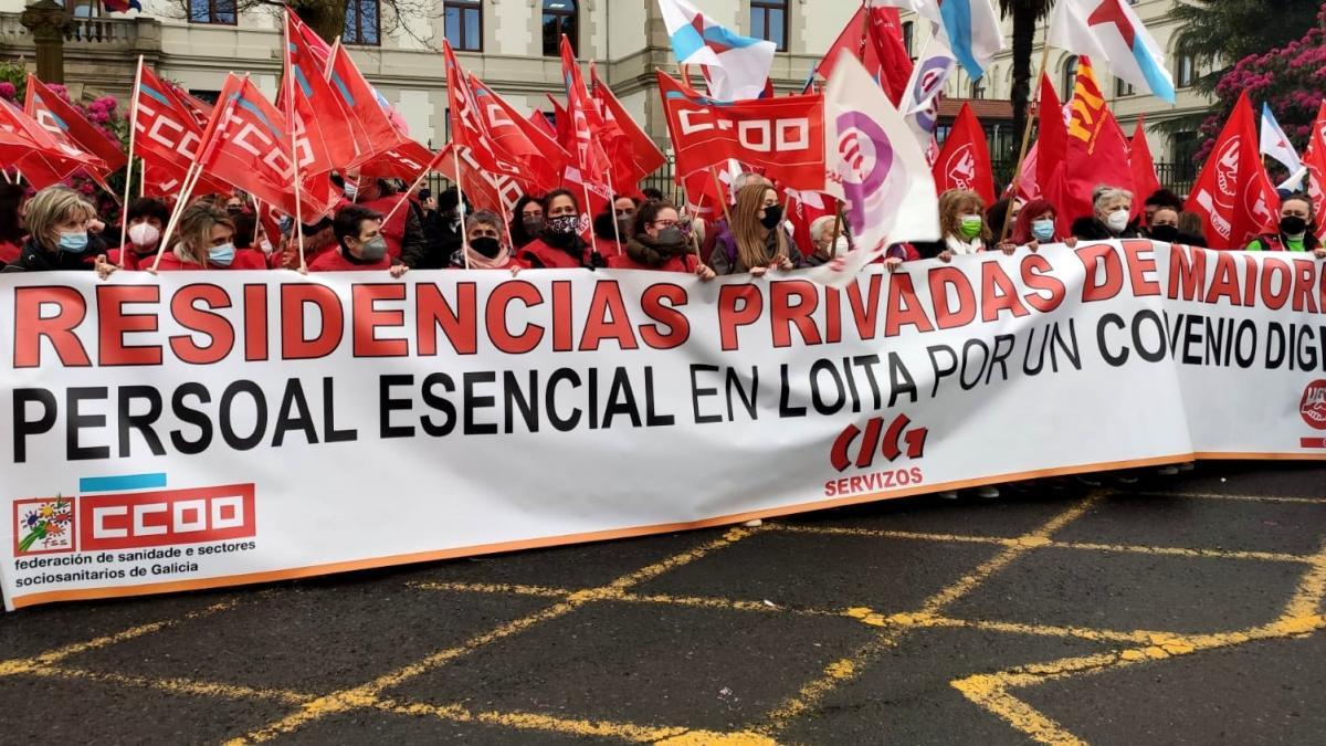 Traballadores e traballadoras das residencias sitanse s portas da Xunta de Galicia