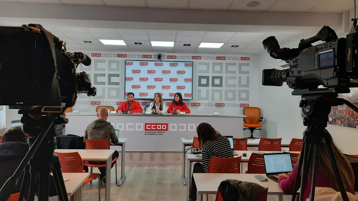 Imagen de la rueda de prensa celebrada hoy con la Secretaria de la FSSCCOOCyL Ana Rosa Arribas, la compaera Beatriz Benabente y el compaero Gonzalo Fermoso de accin sindical.
